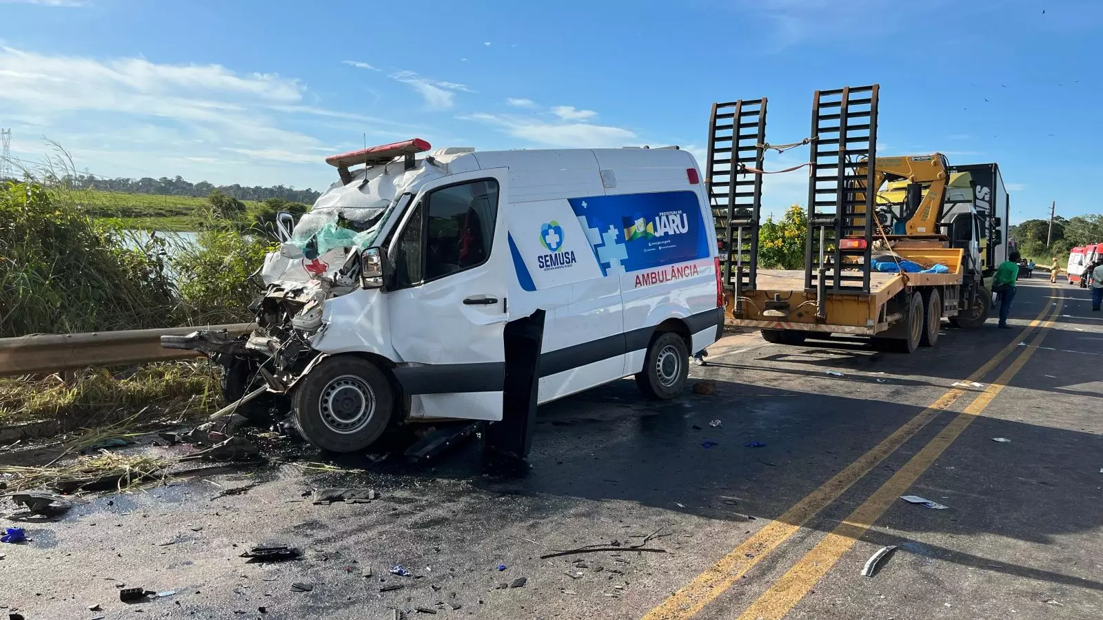 Atualizada: Acidente na BR-364 em Rondônia entre ambulância e ônibus de pacientes deixa 2 mortos e vários feridos